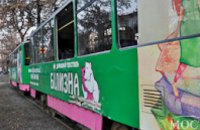 В центре Днепропетровска трамвай сошел с рельс, зацепив столб и дерево (ФОТО)