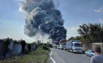 12-й квартал в Днепре заволокло дымом: горят склады с вторсырьем (ВИДЕО)