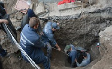 В Днепропетровске спасли двух человек, которые оказались под землей, в результате смешения грунта 