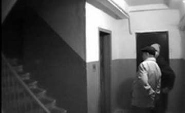 В Днепропетровске мужчина в подъезде дома избил и ограбил пенсионера