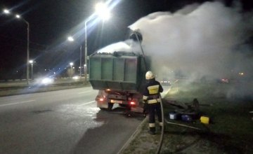 Спасатели ликвидировали возгорание контейнера мусоровоза 
