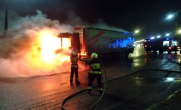 Ночью при съезде с Кайдакского моста загорелся грузовой автомобиль