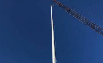 В Днепре завершается установка флагштока для флага Украины высотою 75 метров (ФОТО)