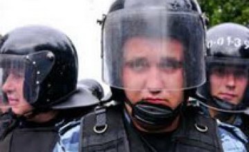 «Беркут» оттеснил митингующих от офиса ПР в Киеве
