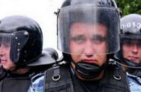 «Беркут» оттеснил митингующих от офиса ПР в Киеве