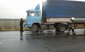 На Днепропетровщине в результате гололеда в ДТП попало 9 автомобилей: пострадало 7 человек (ФОТО)