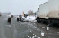 В Новомосковском районе столкнулись два грузовика: в результате ДТП погиб 1 человек, еще 2 человека пострадали