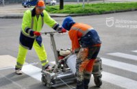Для безпеки водіїв і пішоходів: у Дніпрі ремонтують дороги та оновлюють дорожню розмітку 