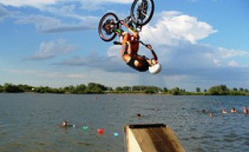 В Днепропетровске прошли соревнования по прыжкам в воду на велосипедах