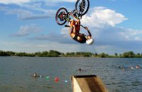 В Днепропетровске прошли соревнования по прыжкам в воду на велосипедах