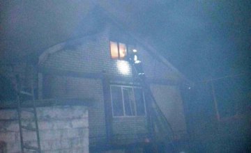 На Днепропетровщине спасатели c 4-х утра тушат масштабный пожар на территории частного дома: пострадало уже 150 кв.м площади