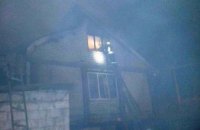 На Днепропетровщине спасатели c 4-х утра тушат масштабный пожар на территории частного дома: пострадало уже 150 кв.м площади