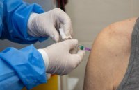 На Дніпропетровщині від коронавірусу вакцинують людей 80+ 