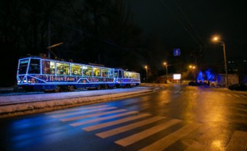 В Днепре к праздникам запустили новогодний трамвай (ФОТО)