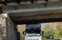 В Днепре грузовик, не рассчитав высоту, застрял под мостом (ФОТО)