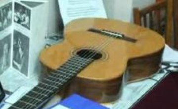 Победитель конкурса музыкальных талантов памяти М. Флейтмана получил настоящую испанскую гитару