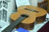 Победитель конкурса музыкальных талантов памяти М. Флейтмана получил настоящую испанскую гитару