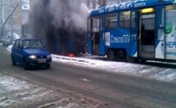 В Днепропетровске на Жовтневой площади загорелся трамвай (ФОТО)