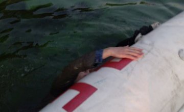 В Днепре спасатели спасли женщину из воды (ФОТО, ВИДЕО)
