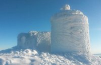 В сети появились фото, как  обсерватория в Карпатах превратилась в арктическую крепость (ФОТО)