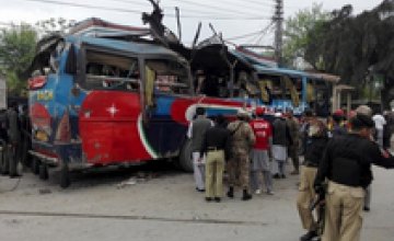 В Пакистане взорвали автобус с госслужащими: 15 погибших