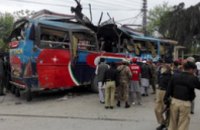 В Пакистане взорвали автобус с госслужащими: 15 погибших