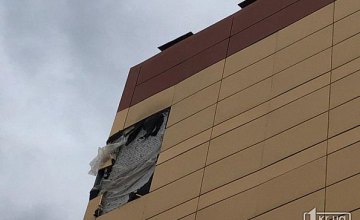 ​На Днепропетровщине во время сильного ветра снесло обшивку с новой многоэтажки (ФОТО)