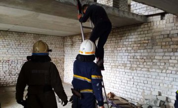 На Днепропетровщине подросток забрался на последний этаж недостроя и не смог спуститься