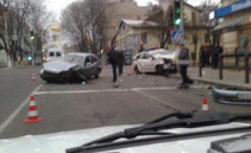 В центре Днепра такси столкнулось с патрульным автомобилем: есть пострадавшие