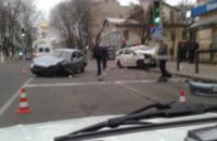 В центре Днепра такси столкнулось с патрульным автомобилем: есть пострадавшие