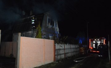 Огонь с двухэтажного дома перекинулся на соседний: в Днепровском районе горели дачи 