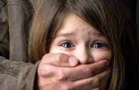 В Каменском неизвестный мужчина изнасиловал 17-летнюю девушку
