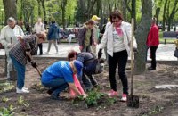 Іриси, нарциси, мускарі та барвінки: в одному з парків Дніпра слухачі Університету третього віку висаджували квіти