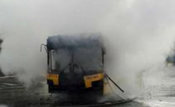 В Киеве дотла сгорел троллейбус (ФОТО)
