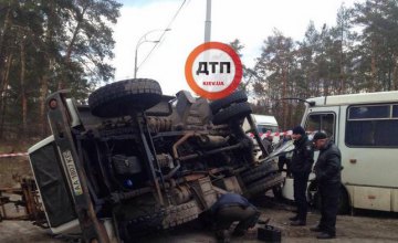 Под Киевом пассажирский автобус столкнулся с грузовиком: количество пострадавших неизвестно (ФОТО)