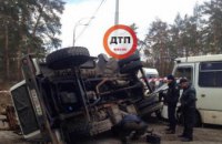 Под Киевом пассажирский автобус столкнулся с грузовиком: количество пострадавших неизвестно (ФОТО)