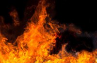 В Киеве во дворе многоэтажного дома загорелись две иномарки