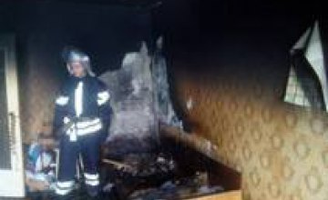 В Днепропетровской области спасатели вытащили из горящей квартиры двух людей