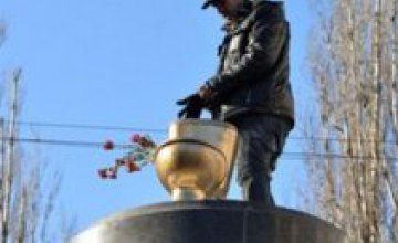 Вместо памятника Ленину в центре Киева установили «золотой» унитаз