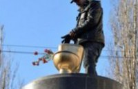 Вместо памятника Ленину в центре Киева установили «золотой» унитаз