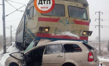 Под Киевом электричка столкнулась с автомобилем (ФОТО)