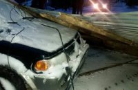 Во Львовской области кровля дома упала на припаркованный во дворе джип (ФОТО)