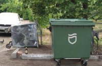 На ж/м Красный Камень новые мусорные контейнеры остались без колес (ФОТО)