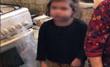 В Киеве полиция обнаружила 4-летнюю девочку, которая жила в ужасных условиях с матерью-пьяницей (ФОТО)