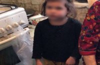В Киеве полиция обнаружила 4-летнюю девочку, которая жила в ужасных условиях с матерью-пьяницей (ФОТО)