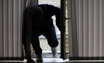 В Никополе двое мужчин пытались через окно залезть в магазин техники
