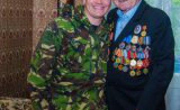 Разные войны - похожие судьбы: боец АТО поздравил ветерана Второй мировой с годовщиной победы