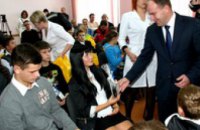 Дмитрий Колесников вручил 25 слуховых аппаратов детям с дефектами слуха