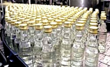 Днепропетровские налоговики изъяли из оборота 27 тыс. бутылок поддельной водки