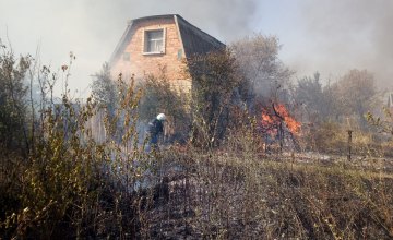В Павлограде из-за возгорания сухостоя сгорели два дома